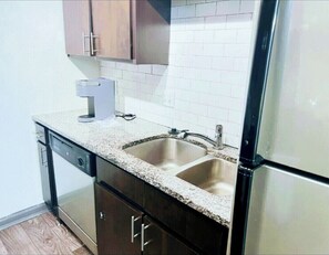 Jääkaappi, mikroaaltouuni, uuni, liesi