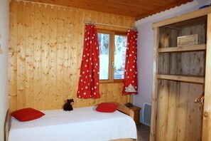 2 bedrooms, iron/ironing board, travel crib, free WiFi