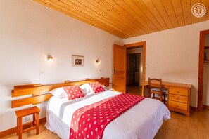 2 quartos, ferros/tábuas de passar roupa, berço de viagem