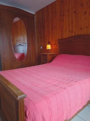 1 habitación, tabla de planchar con plancha y cuna de viaje