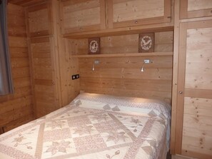 2 bedrooms, iron/ironing board, free WiFi