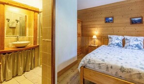 4 bedrooms, iron/ironing board, travel crib, WiFi (free)