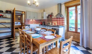 Coffee/tea maker, fridge, microwave, oven - GITE DES CHAMPS - BEAUFORT ARECHES (BEAUFORT ARECHES)