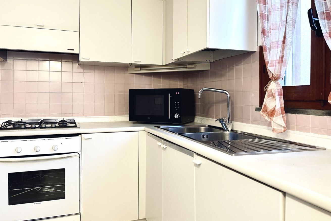 Refrigerador, horno, mesa de comedor