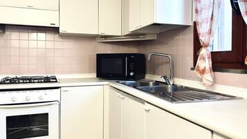 Refrigerador, horno, mesa de comedor