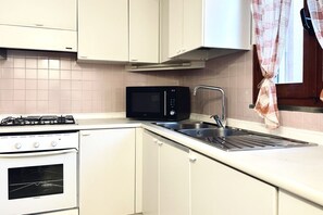 Køleskab, ovn, spisebord