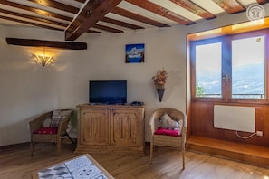 Smart TV, DVD player, stereo