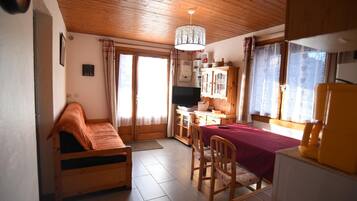 1 bedroom, iron/ironing board, travel cot, free WiFi