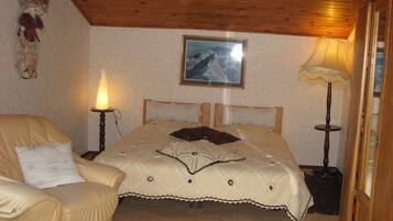 2 makuuhuonetta, silitysrauta/-lauta, vauvan matkasänky, ilmainen Wi-Fi