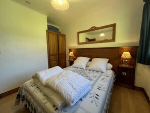 3 bedrooms, iron/ironing board, travel cot, free WiFi