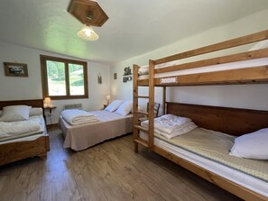 3 soverom, strykejern/-brett, reiseseng for barn og wi-fi (inkludert)