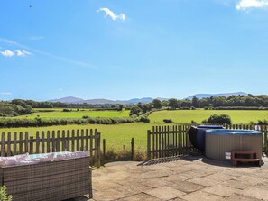 Outdoor spa tub - 3 bedroom accommodation in Caernarfon (Caernarfon)