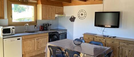 Réfrigérateur, four à micro-ondes, un four, surface de cuisson