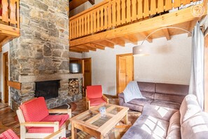 Televisio, takka, DVD-soitin, stereot