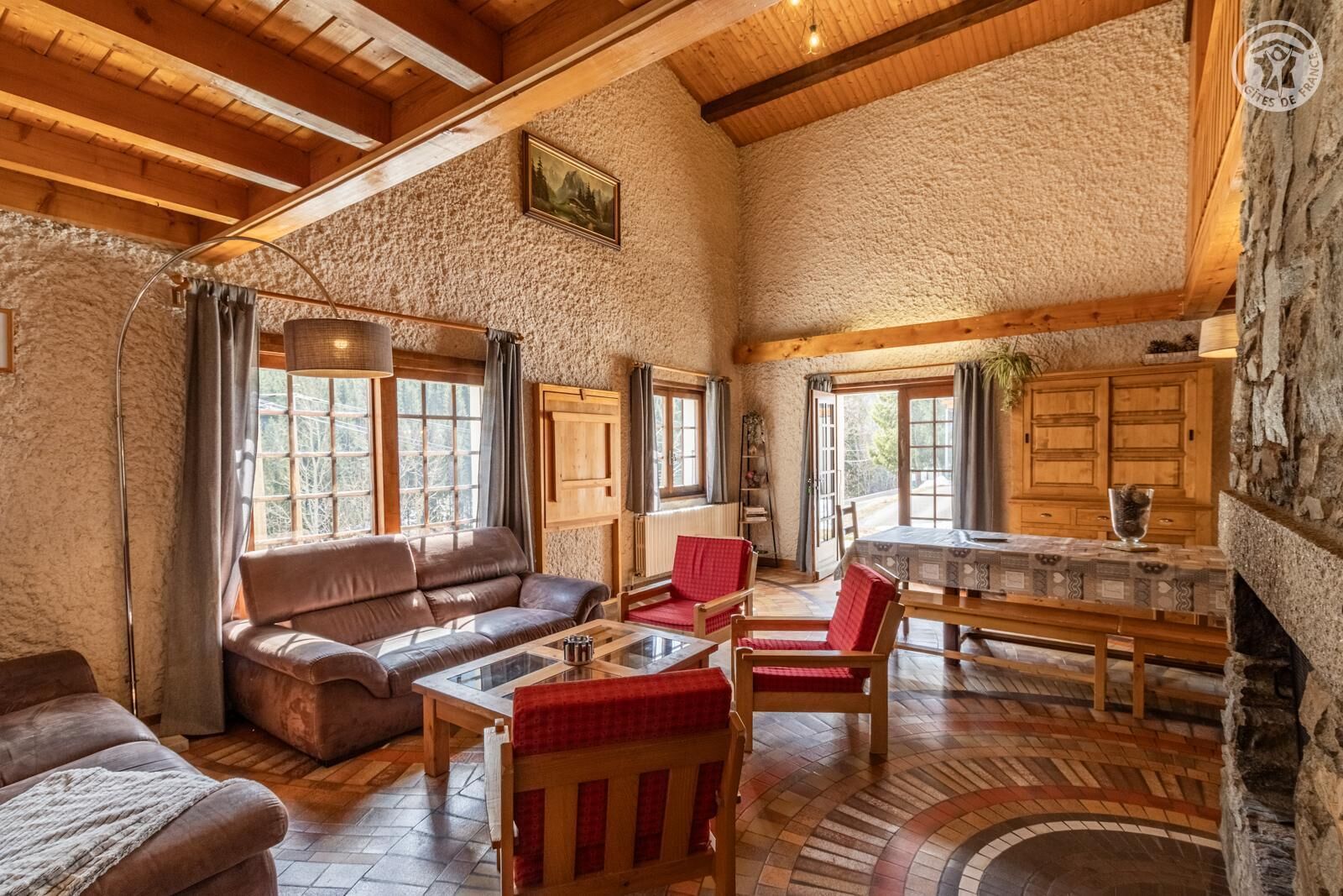 Televisión, chimenea, reproductor de DVD y estéreo 