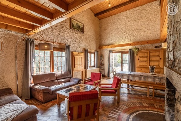 Televisio, takka, DVD-soitin, stereot