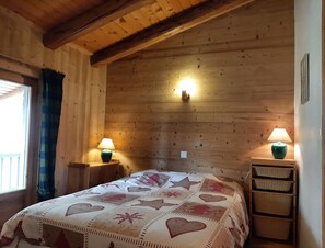 2 makuuhuonetta, silitysrauta/-lauta, ilmainen Wi-Fi