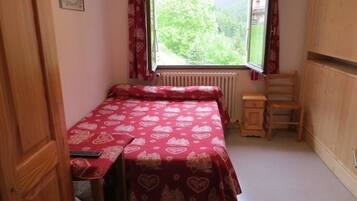 3 slaapkamers, een strijkplank/strijkijzer, reisbedje, gratis wifi