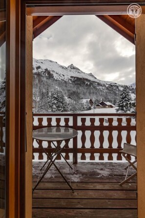 A wooden deck with a glass door leading to a snowy mountain view. - LE VALLON - VALLOIRE (VALLOIRE)