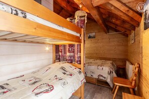 1 quarto, ferros/tábuas de passar roupa, berço de viagem