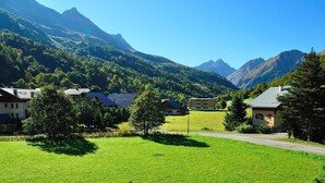 A rural village with houses and a road, surrounded by mountains. - LE VALLON - VALLOIRE (VALLOIRE)