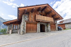 A wooden chalet with stone walls, a balcony, and a mountain view. - Chalet l'Echaillon - Ormelune (SAINTE FOY TARENTAISE)