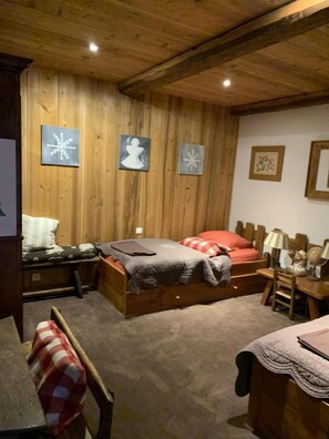 3 quartos, ferros/tábuas de passar roupa, berço de viagem
