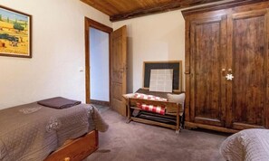 3 bedrooms, iron/ironing board, travel cot, free WiFi