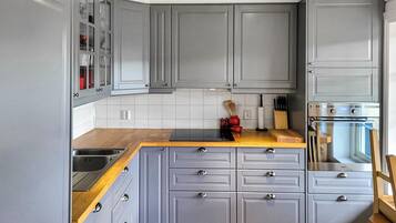 Fridge, dishwasher, coffee/tea maker