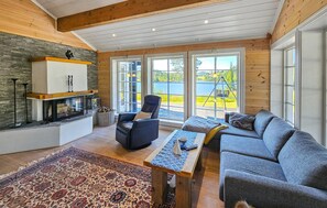 Smart TV, fireplace - Nice home in Vinje with house sea view (Vinje)