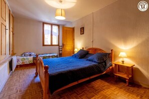 2 bedrooms, iron/ironing board, travel crib