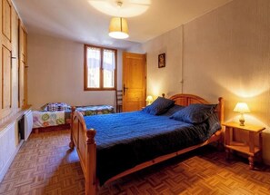 2 soverom, strykejern/-brett og reiseseng for barn