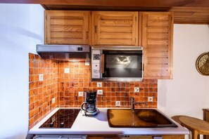 Frigorifero, forno, piano cottura, macchina per tè/caffè