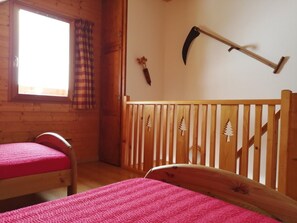 1 chambre, fer et planche à repasser, lit parapluie