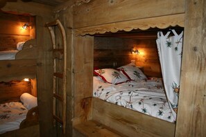 Silitysrauta/-lauta, vauvan matkasänky, ilmainen Wi-Fi, vuodevaatteet