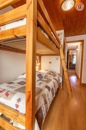 2 bedrooms, iron/ironing board, travel cot, free WiFi