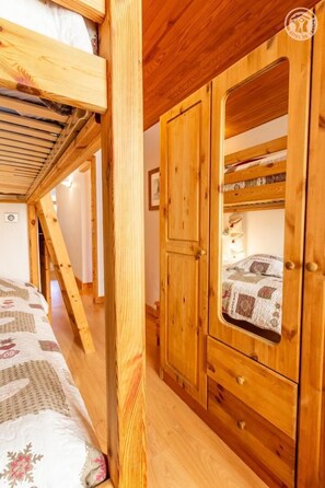 2 habitaciones, tabla de planchar con plancha y cuna de viaje 