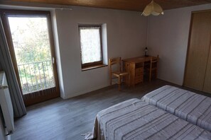 2 chambres, fer et planche à repasser, lit de bébé portatif