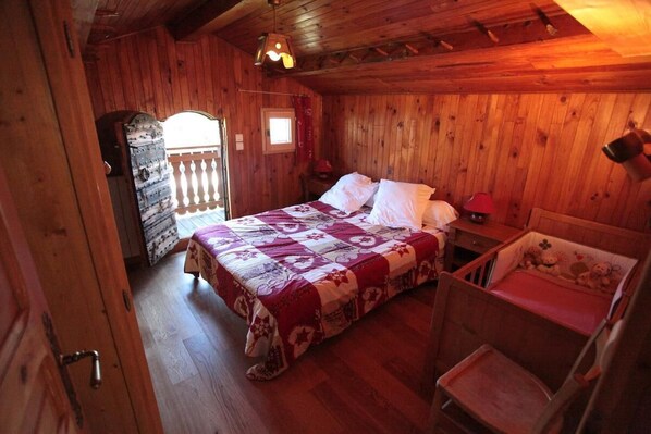 2 bedrooms, iron/ironing board, travel cot, free WiFi