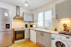 Kylskåp, mikrovågsugn, ugn och diskmaskin