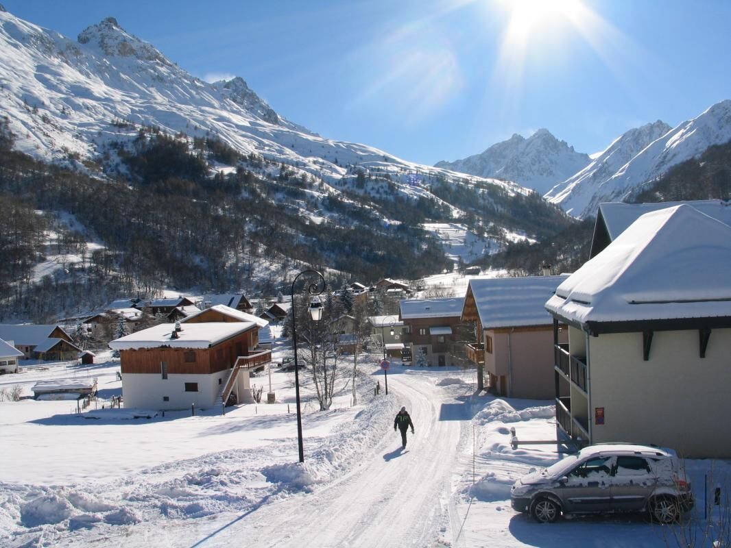 Un villaggio innevato con edifici e cielo sereno.