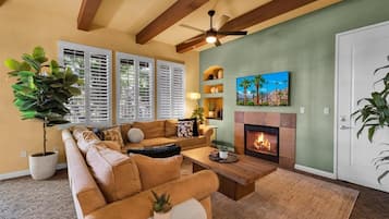 Una Smart TV, una chimenea, libros