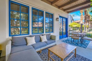 Outdoor dining - Desert Crown Jewel Retreat in La Quinta #A (La Quinta)