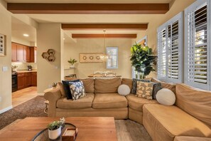 Smart TV, fireplace, books - Desert Crown Jewel Retreat in La Quinta #A (La Quinta)