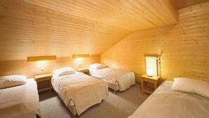 4 habitaciones, tabla de planchar con plancha y cuna de viaje