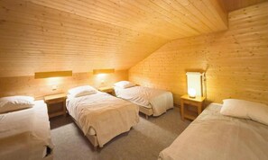 4 makuuhuonetta, silitysrauta/-lauta, vauvan matkasänky, ilmainen Wi-Fi