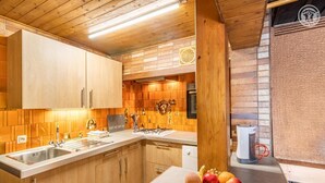 Cafetera y tetera, refrigerador, microondas y horno