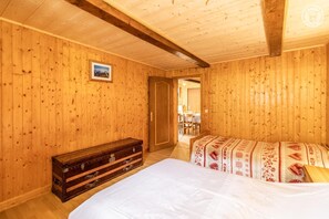 4 chambres, fer et planche à repasser, lit de bébé portatif