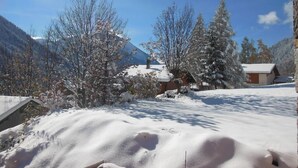 Paisaje nevado con casas y árboles.