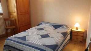 2 habitaciones y tabla de planchar con plancha 